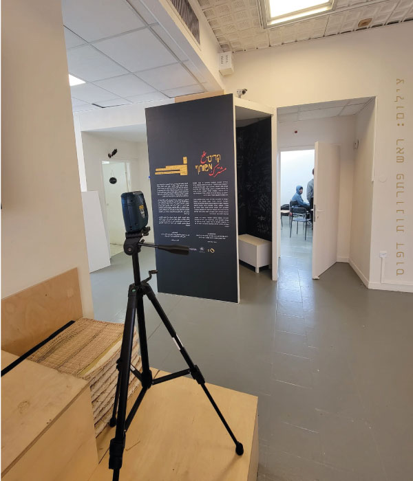 פלס לייזר כמכשיר עזר להדבקת מדבקת קיר לתערוכה